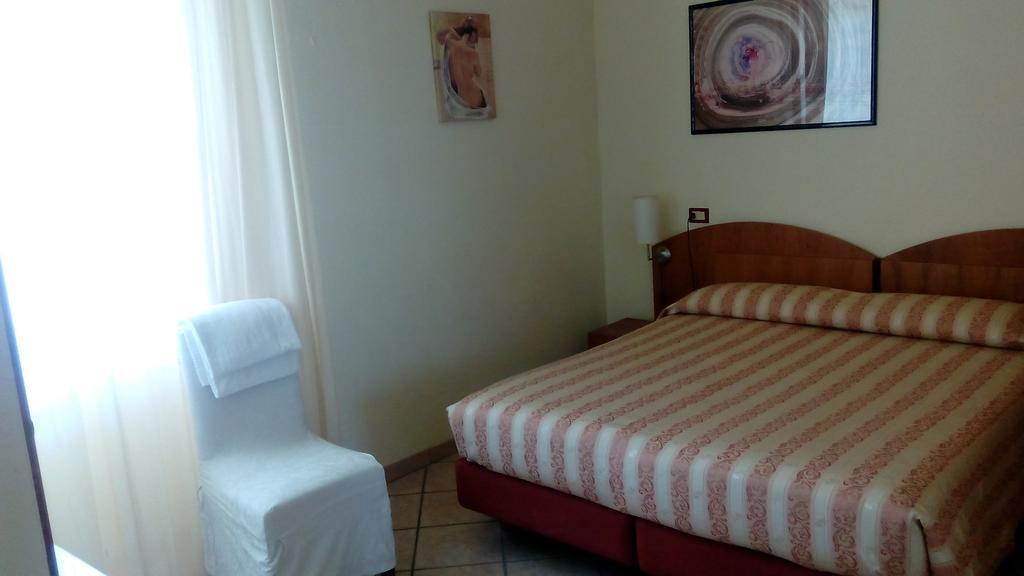 Hotel Astoria Lido Сірміоне Номер фото