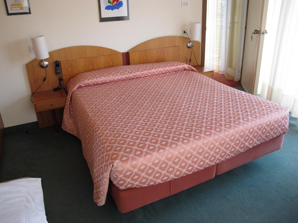 Hotel Astoria Lido Сірміоне Номер фото
