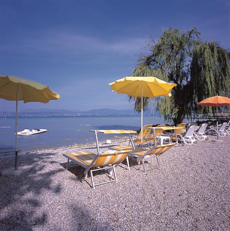 Hotel Astoria Lido Сірміоне Екстер'єр фото