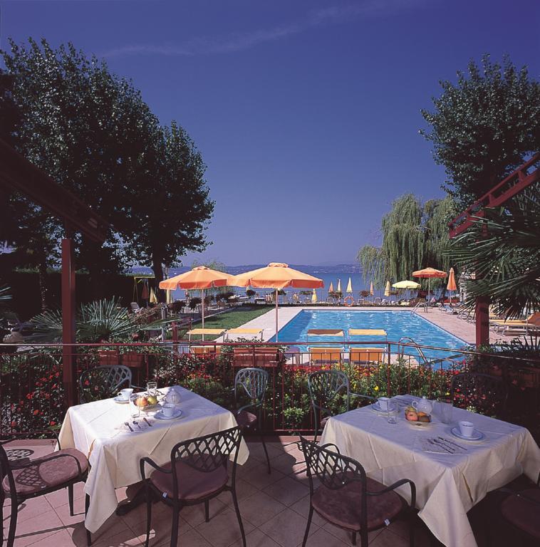 Hotel Astoria Lido Сірміоне Екстер'єр фото