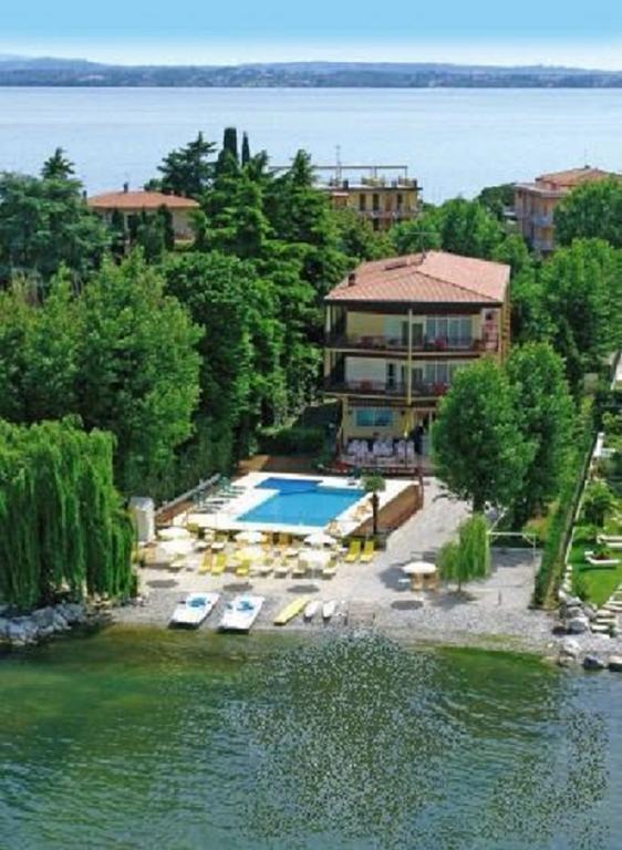 Hotel Astoria Lido Сірміоне Екстер'єр фото
